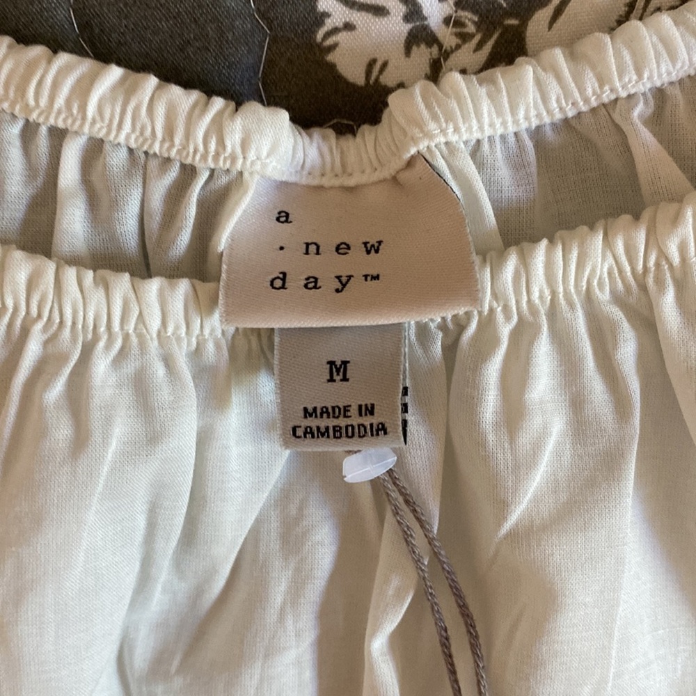 🛑LAST CHANCE🛑A NEW DAY Pullover Peasant Top - Picture 7 of 13